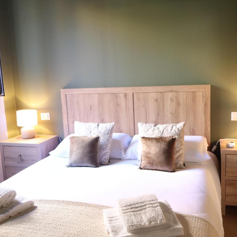 C&C Bright Apartment with Private Balcony Next to Tram Stop - Two-Bedroom Apartment - 2