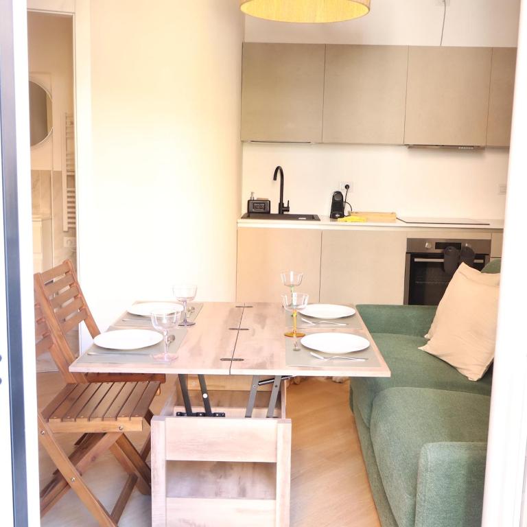 C&C Bright Apartment with Private Balcony Next to Tram Stop - Two-Bedroom Apartment - 8