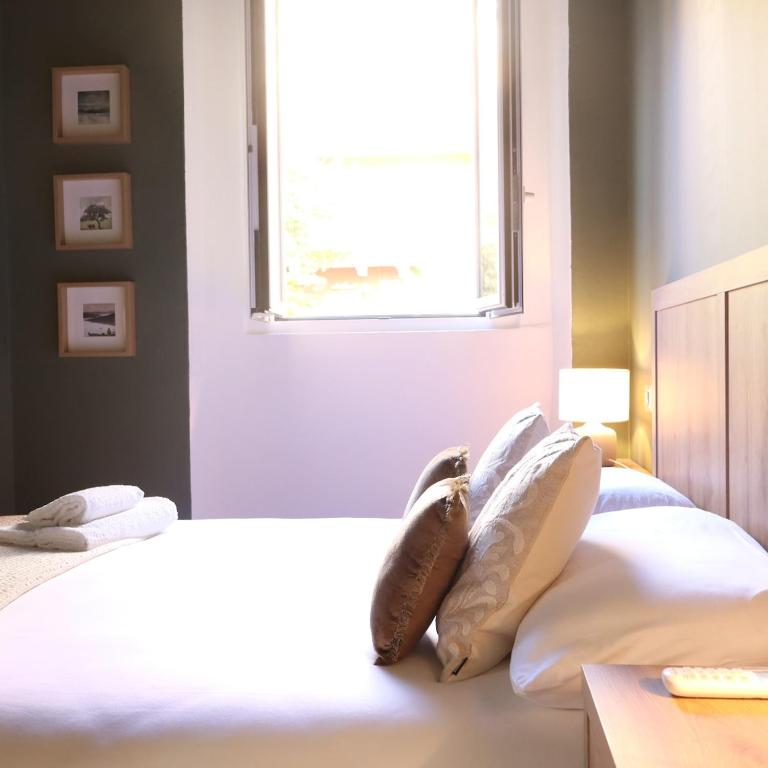 C&C Bright Apartment with Private Balcony Next to Tram Stop - Two-Bedroom Apartment - 9