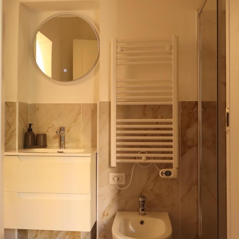C&C Bright Apartment with Private Balcony Next to Tram Stop - Two-Bedroom Apartment - 10