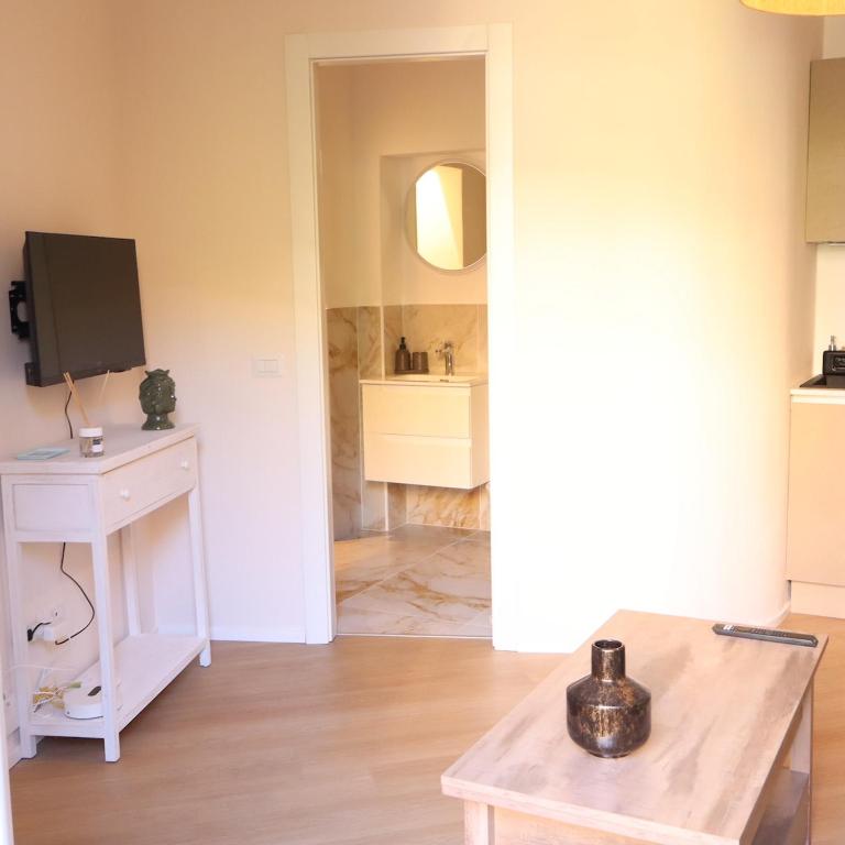 C&C Bright Apartment with Private Balcony Next to Tram Stop - Two-Bedroom Apartment - 17