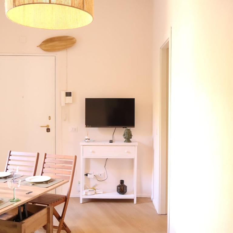 C&C Bright Apartment with Private Balcony Next to Tram Stop - Two-Bedroom Apartment - 19