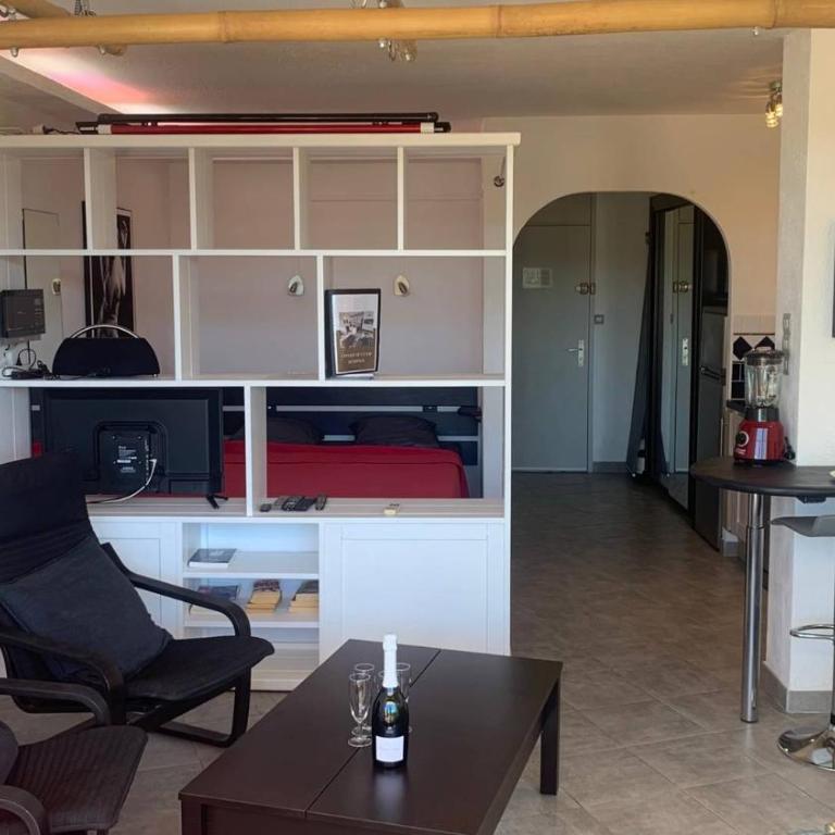 Grand appartement SHIBARI Héliopolis E VILLAGE NATURISTE - Studio avec Vue sur le Port - 3