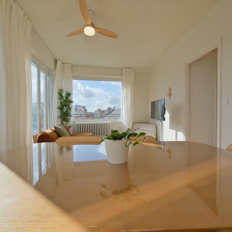 Le Nacré, Right in the heart of the city, City view - Two-Bedroom Apartment - 8