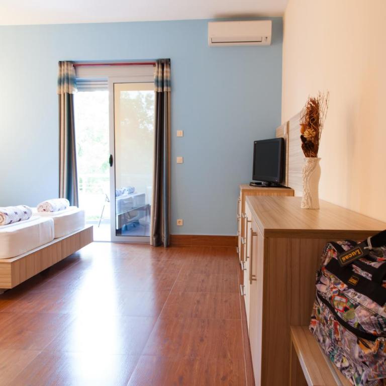 Hotel Blue Moon - Deluks Dvokrevetna Soba sa Bračnim Krevetom / 2 Zasebna Kreveta i Pogledom na Vrt - 2