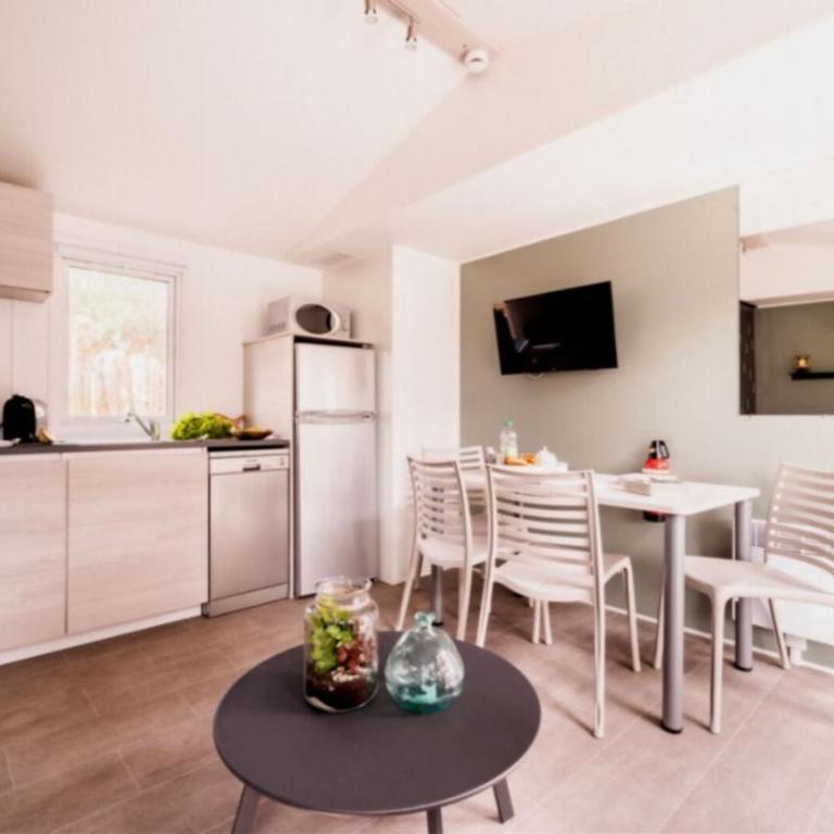 Mobil-home, climatisation, animaux acceptés - 6 pers. - FR-1-929-5 - Mobile Home - 3