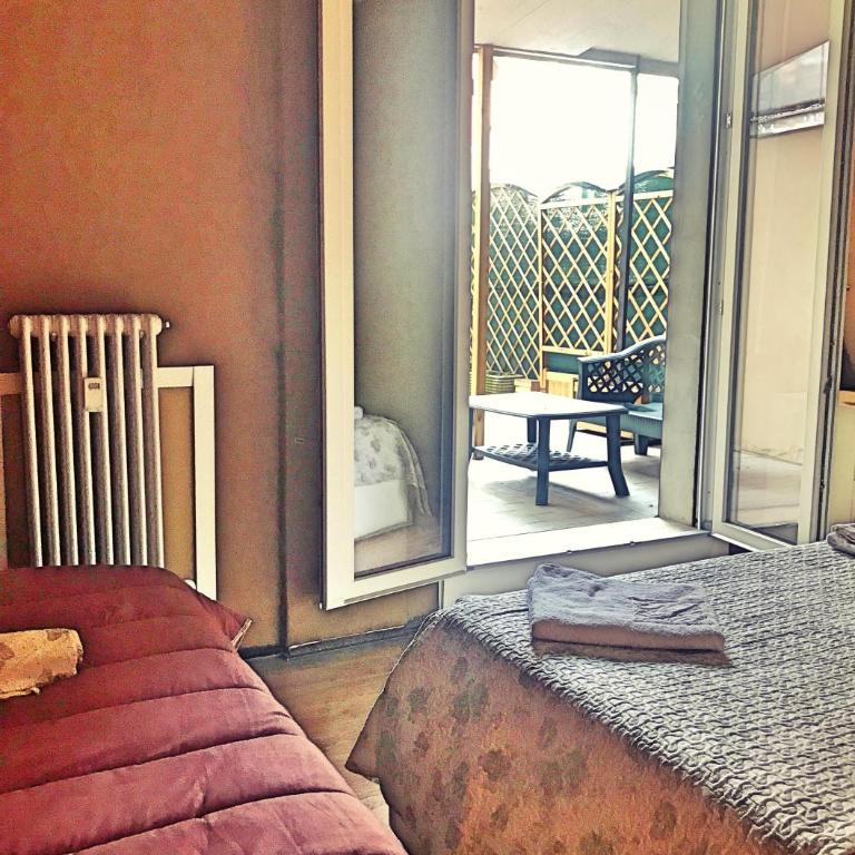 B&B Le Terrazze - Camera Matrimoniale con Terrazza e Bagno in Comune - 8