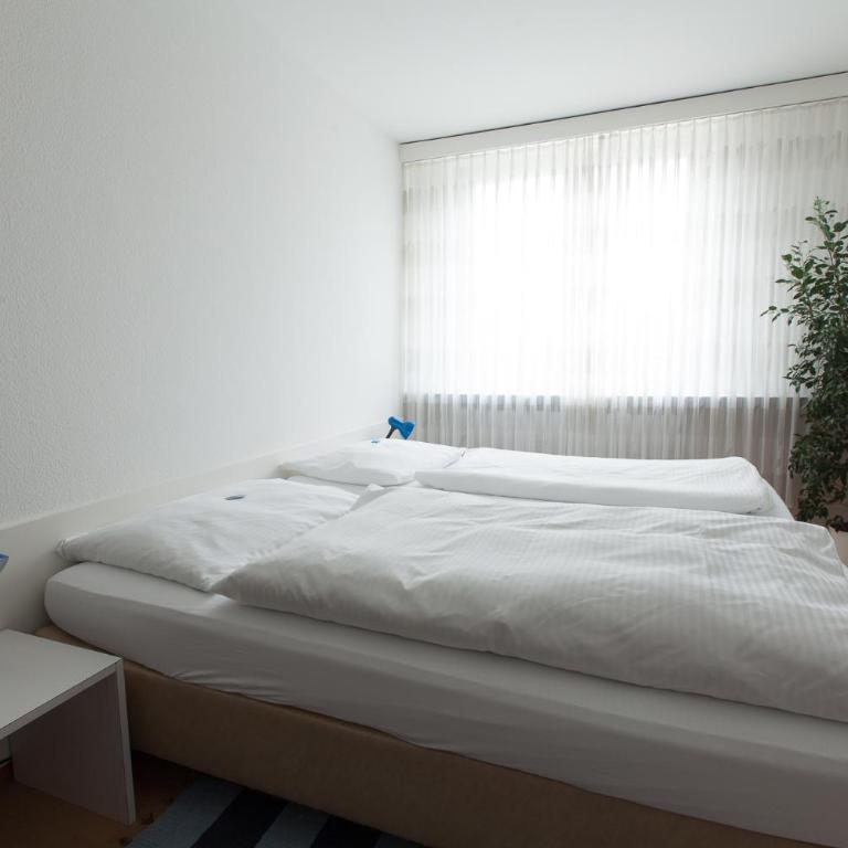 Hotel Alpha - Zweibettzimmer mit Gemeinschaftsbad - 1
