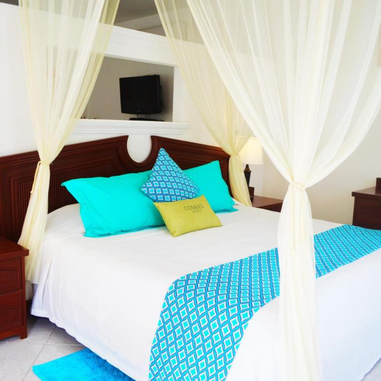 Corales Suites - Junior Suite with Garden View - 11