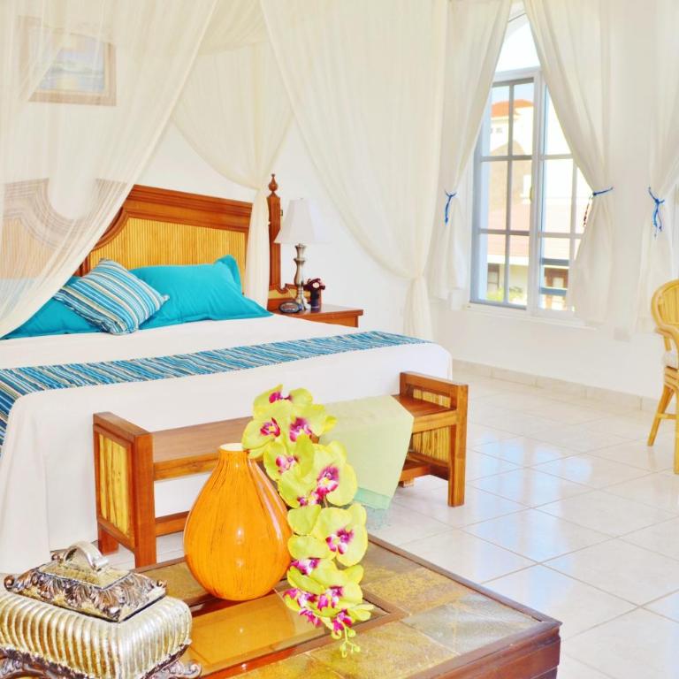Corales Suites - Master Suite Partial Ocean View - 11