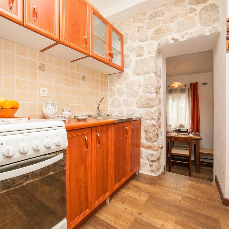 Apartments Ana - Standard One-Bedroom Apartment - 13