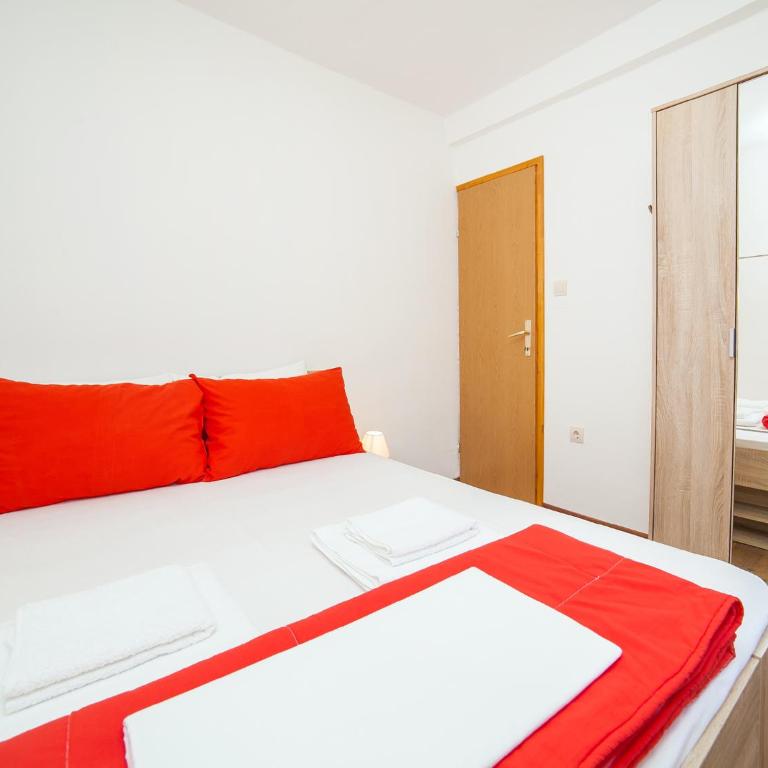 Apartments Ana - Standard One-Bedroom Apartment - 8