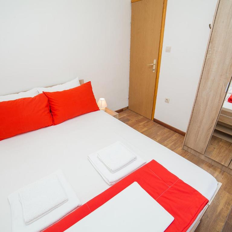 Apartments Ana - Standard One-Bedroom Apartment - 9