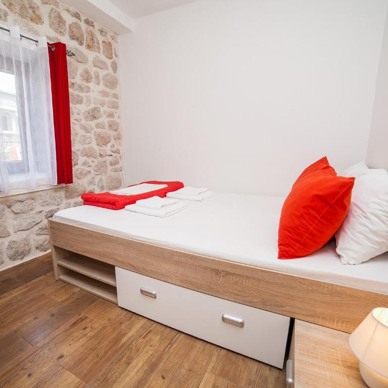 Apartments Ana - Standard One-Bedroom Apartment - 12