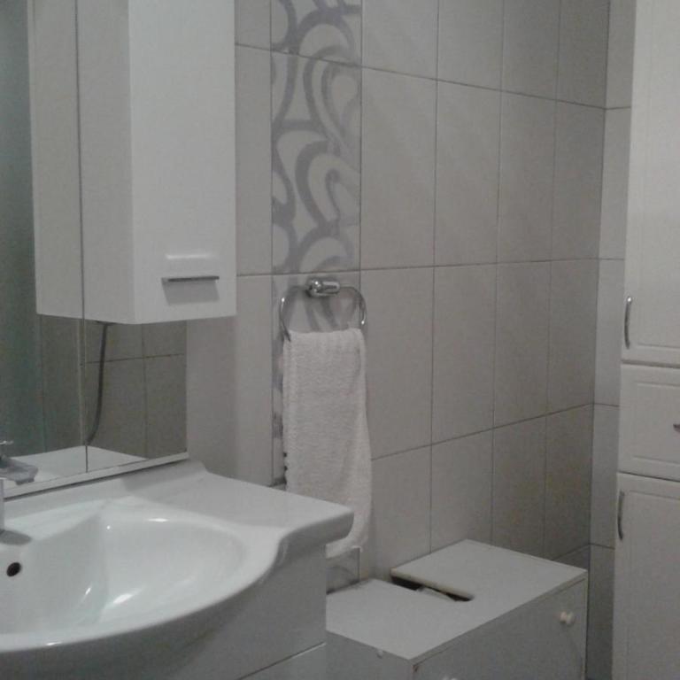 Hostel Nina Mostar - Triple Room with Shared Bathroom - 4