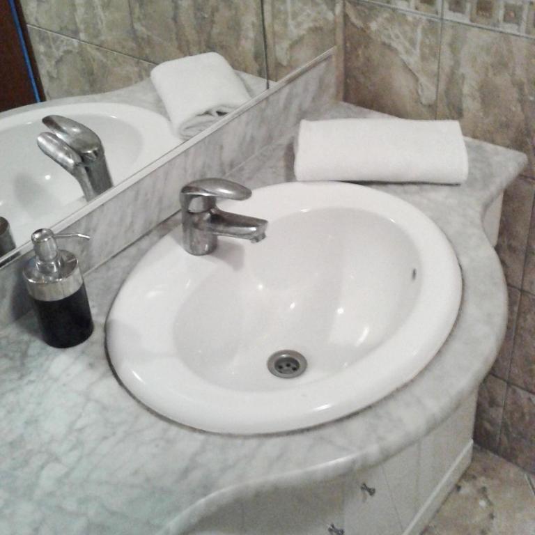 Hostel Nina Mostar - Quadruple Room with Shared Bathroom - 4
