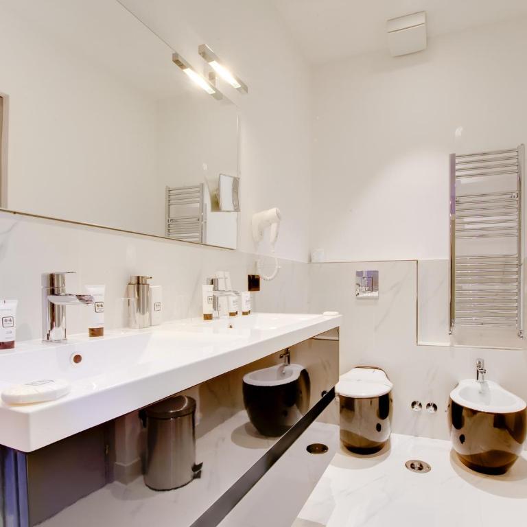 Queen Palace Suites - One-Bedroom Apartment (4 Adults) - 3