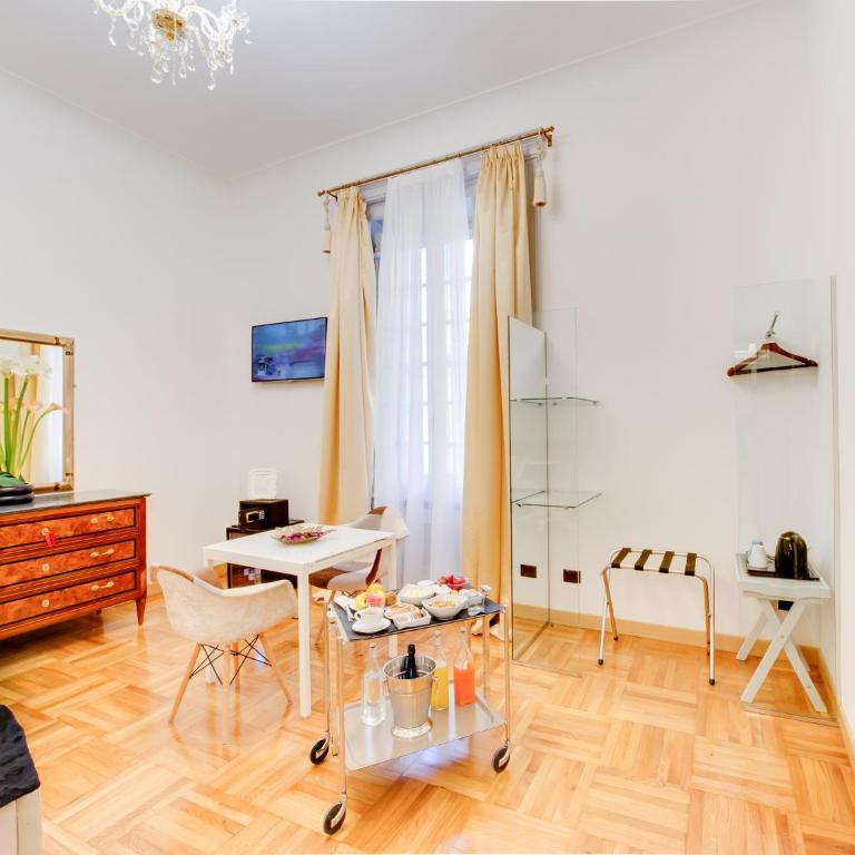 Queen Palace Suites - Deluxe Double Room - 4