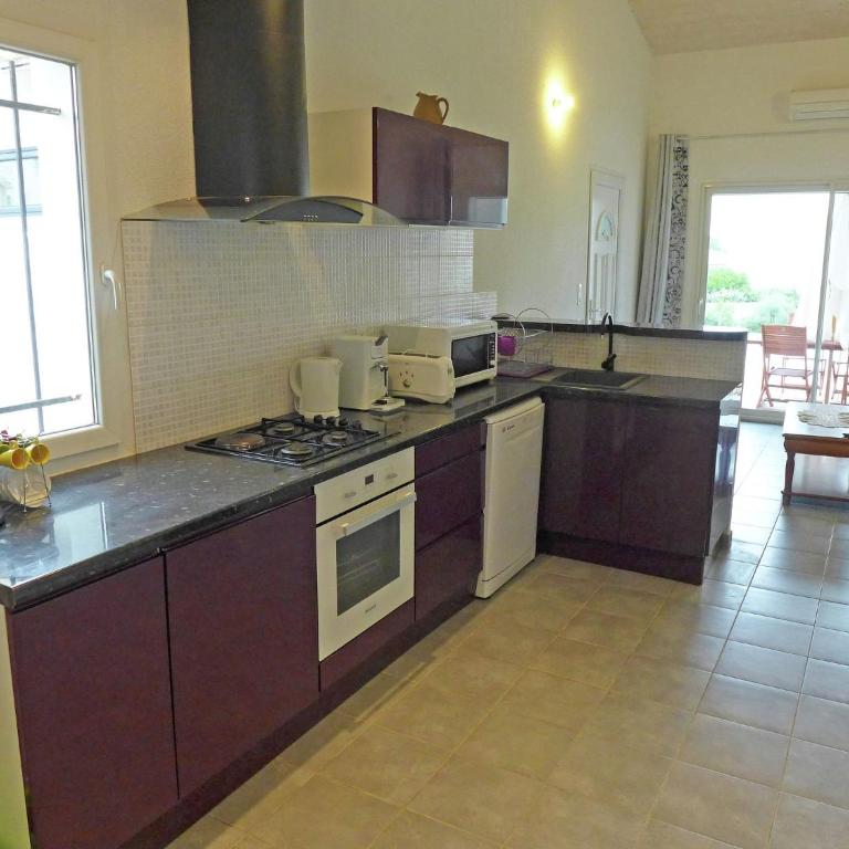 Serene Villa Stay near Narbonne - Maison de Vacances 4 Chambres - 10