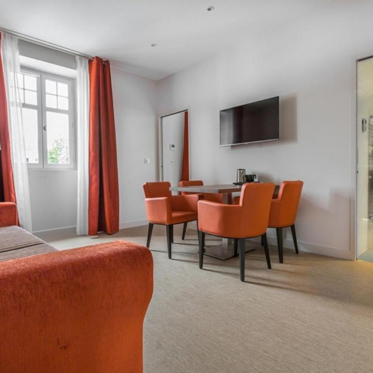 Hotel-Café du Trinquet - Suite avec Terrasse et Cuisine en Option - 2