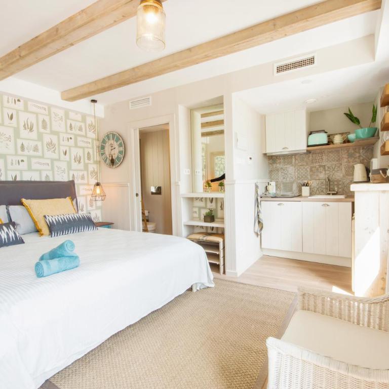 The Beach House Studios & Suites - Habitación Doble Deluxe con balcón y vistas al mar - 9