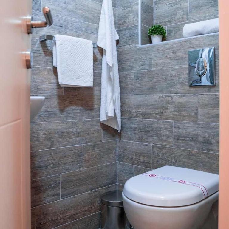Guest House S-Lux - Suite with Balcony - 3