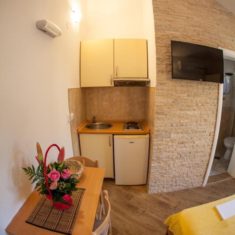 Guest House S-Lux - Suite with Balcony - 2
