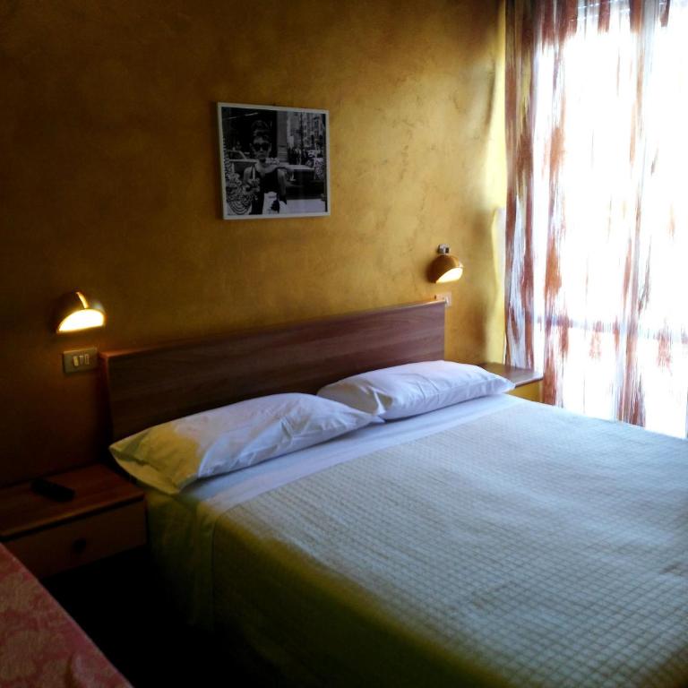 Hotel Simon - Camera Economy Matrimoniale/Doppia con Letti Singoli - 2