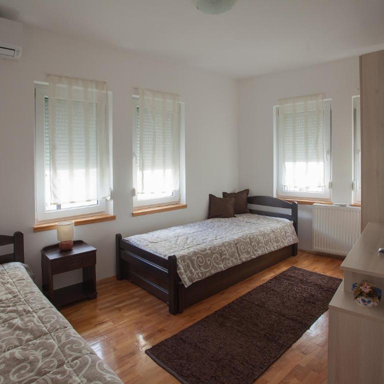 Guesthouse Rota - Dvokrevetna Soba sa Bračnim Krevetom i Zajedničkim Kupatilom - 11