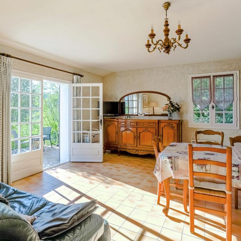 Holiday Home in Bormes-les-Mimosas with Pool - Maison de Vacances 3 Chambres - 4