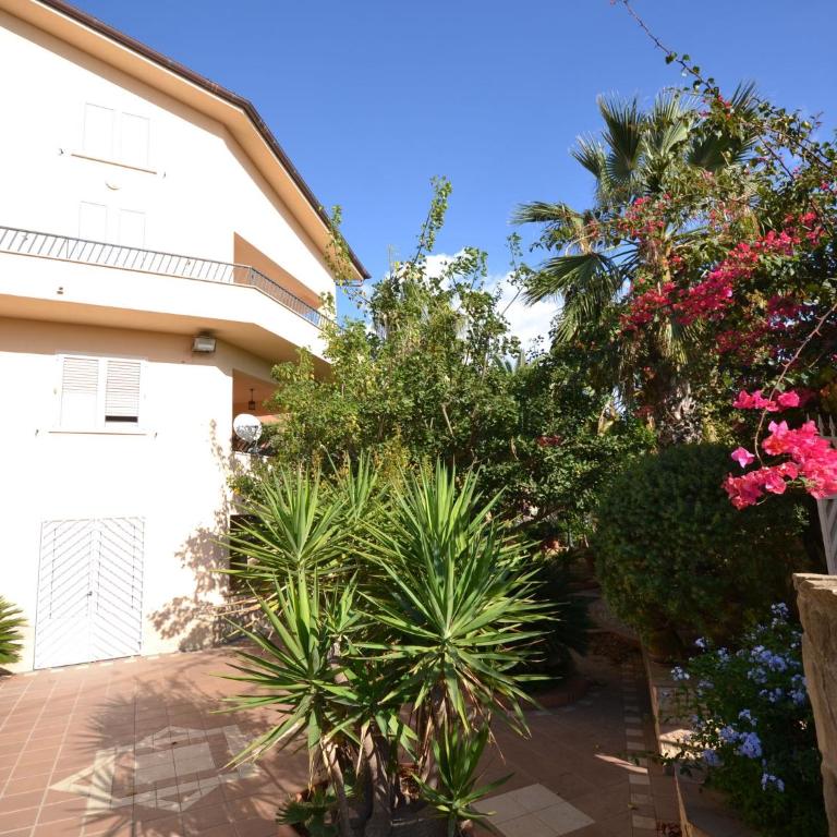 Timpi Russi Coastal Home - Two-Bedroom Holiday Home - 6