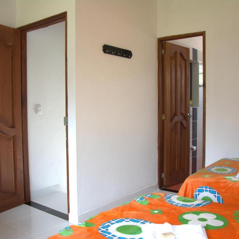 Hotel Internacional Jardín - Family Room with Private Bathroom - 2