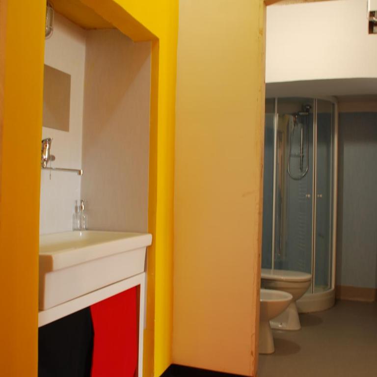 Attic Hostel Torino - Posto Letto in Dormitorio Misto con 4 Letti - 5