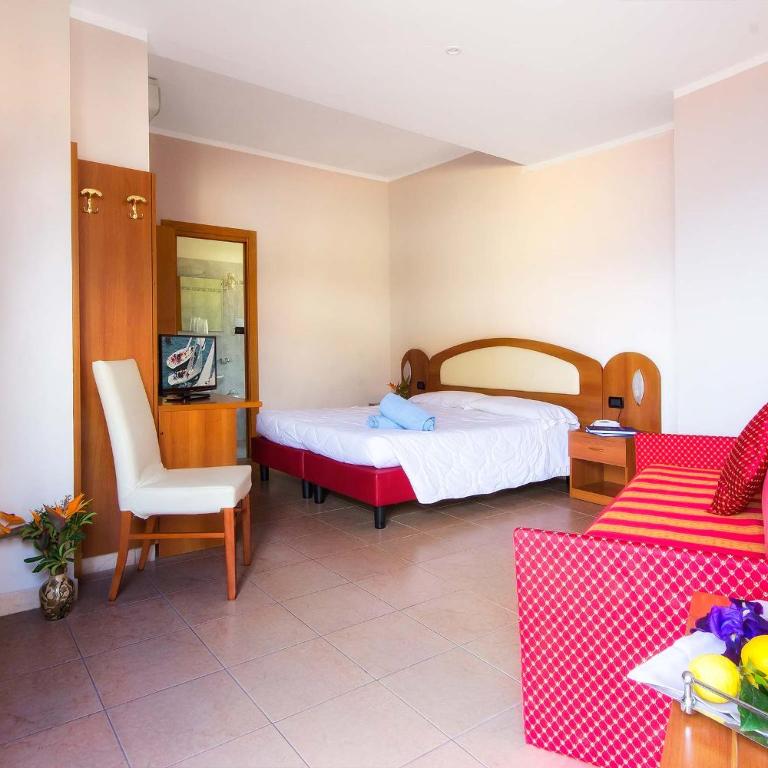 Piccolo Hotel - Camera Tripla Climatizzata con Balcone - 4