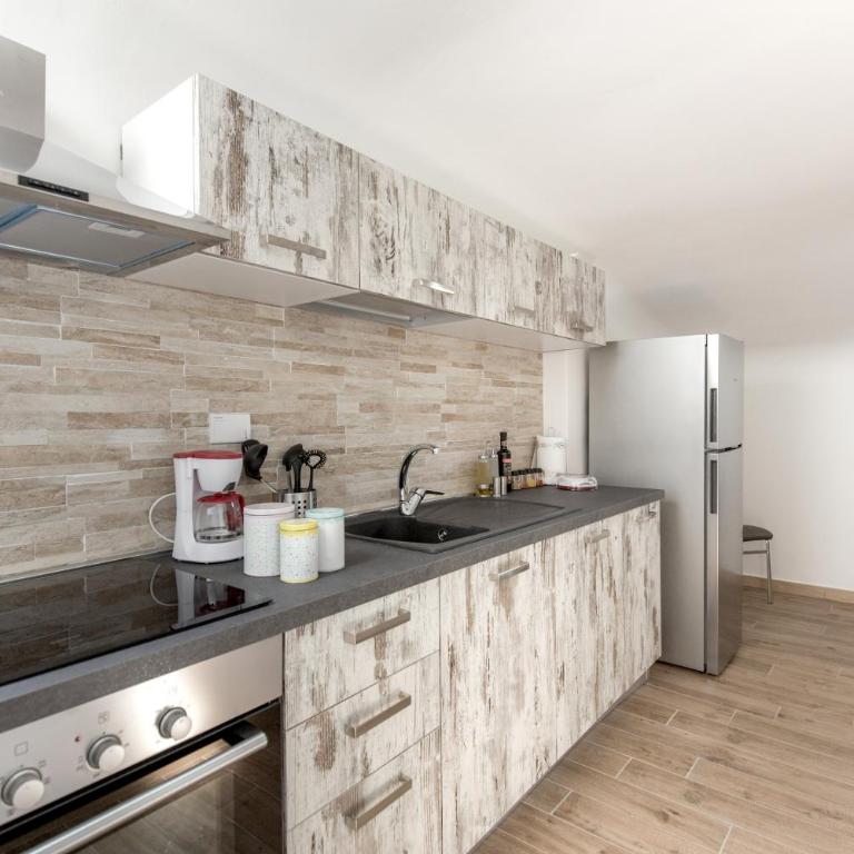 Apollo Guest House - Camera Familiare con Bagno - 8