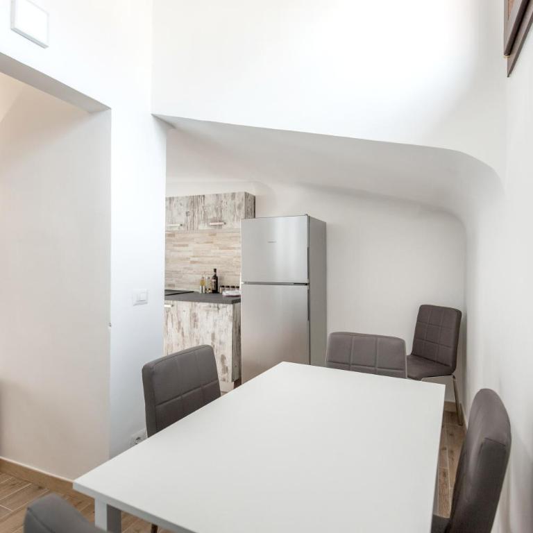 Apollo Guest House - Camera Familiare con Bagno - 10