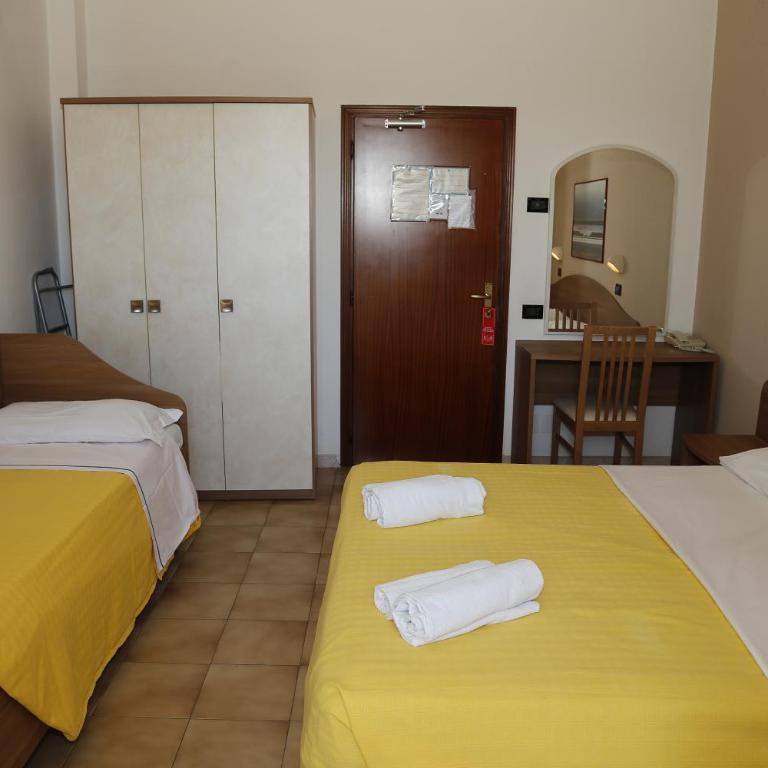 Hotel Villa Dina - Camera Tripla Standard - 3