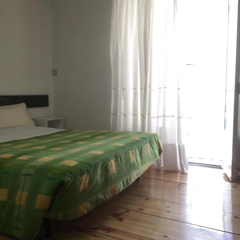 Hostal Padre Isla 1 - Habitación con cama grande y balcón - 8