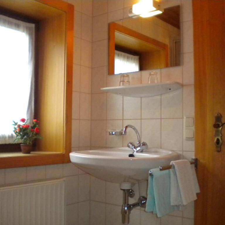 Landhaus Hinteregger - Doppelzimmer mit Balkon - 8