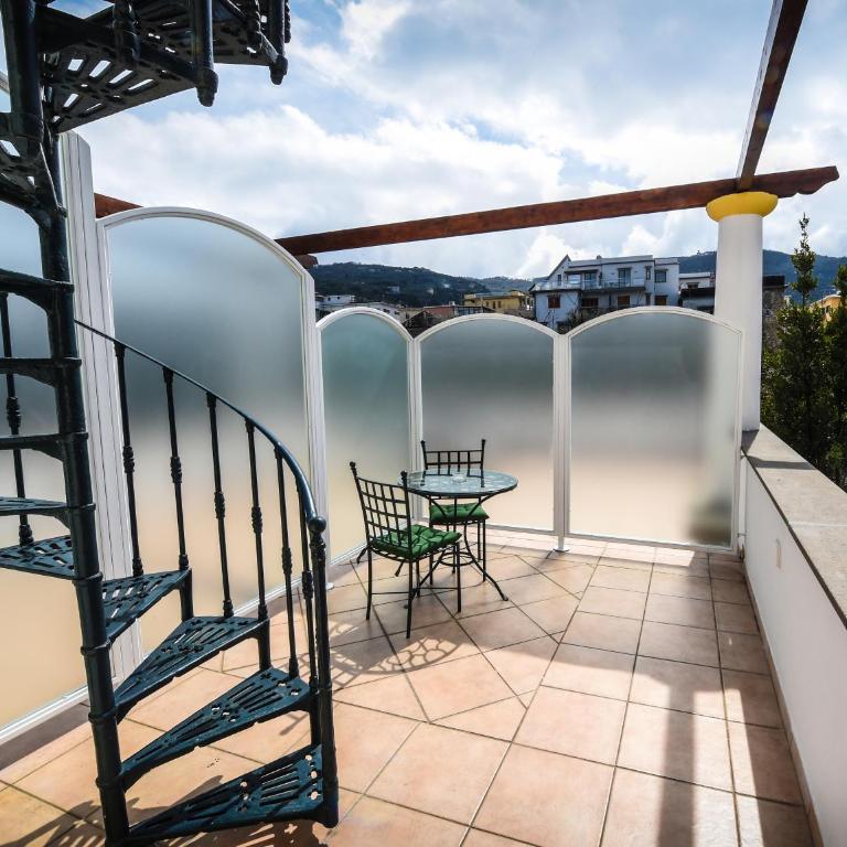 Bella Sorrento B&B - Triple Room with Terrace - 9