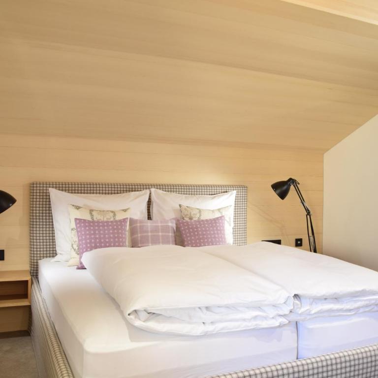 Pension Alpenfluh - Doppelzimmer mit Balkon - 1