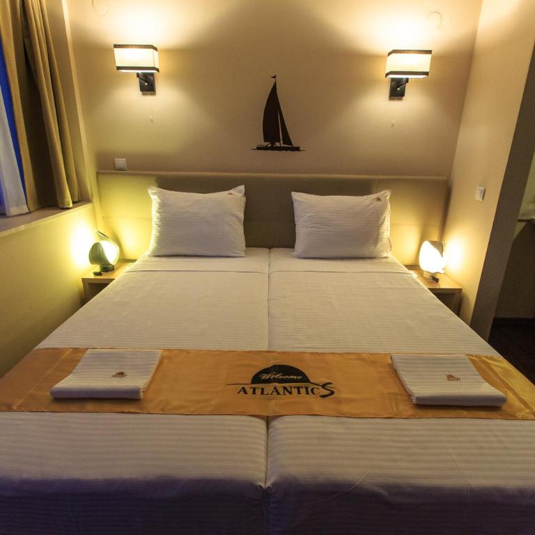 Atlantic Hotel - Quadruple Room with Balcony - 9