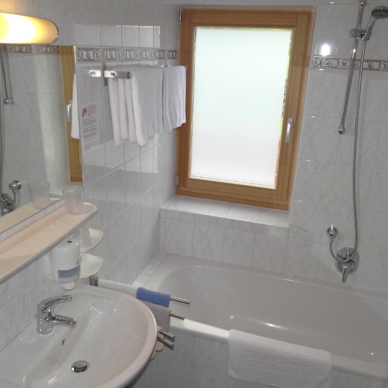 Pension Noella - Familienzimmer (2 Erwachsene + 1 Kind) - 10