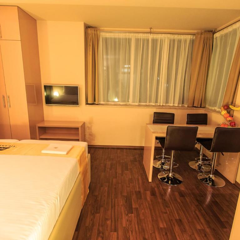 Atlantic Hotel - Quadruple Room with Balcony - 5