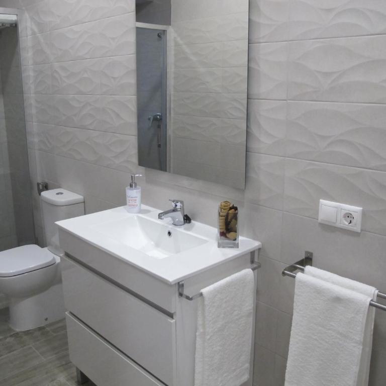 Apartamentos Romero - Three-Bedroom Apartment - 24