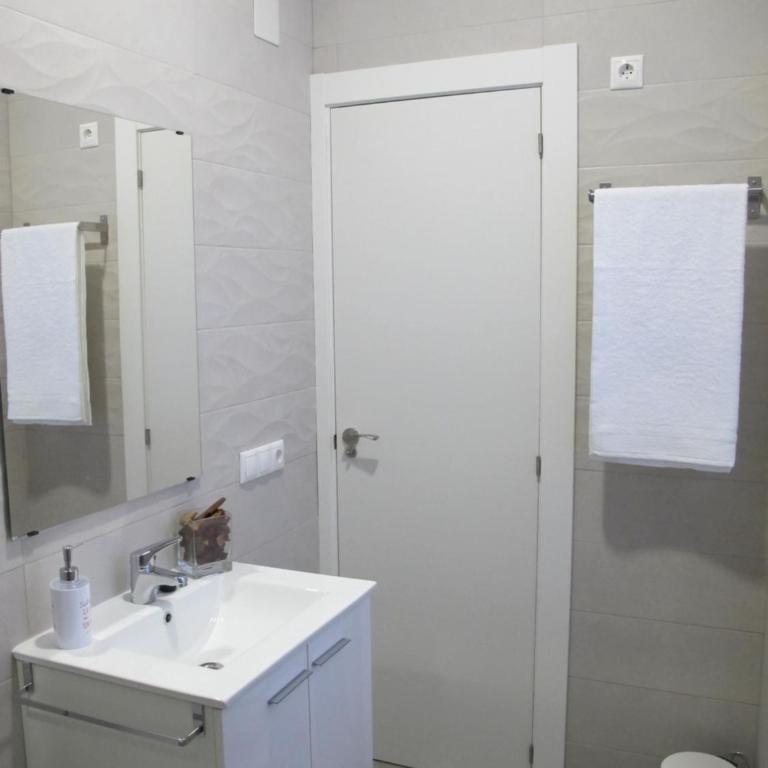 Apartamentos Romero - Three-Bedroom Apartment - 20