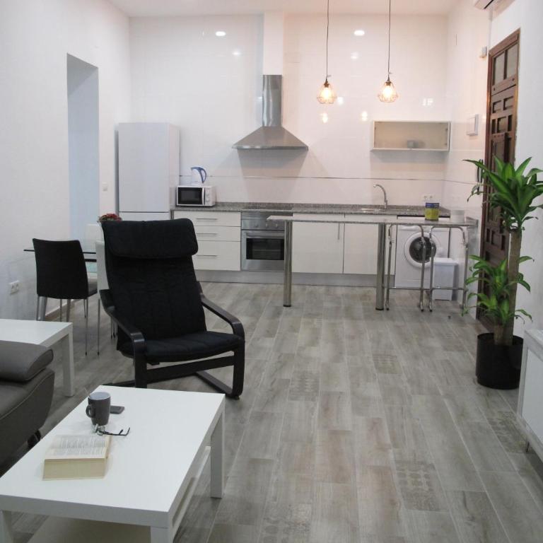 Apartamentos Romero - Three-Bedroom Apartment - 2