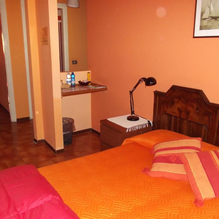 Orange House - Camera Matrimoniale/Doppia con Letti Singoli con Bagno Privato - 5