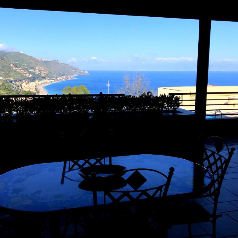 Taormina Casa Althea & Elite Apartments - Taormina Holidays - Three-Bedroom Apartment with Terrace (6 Adults) - 2