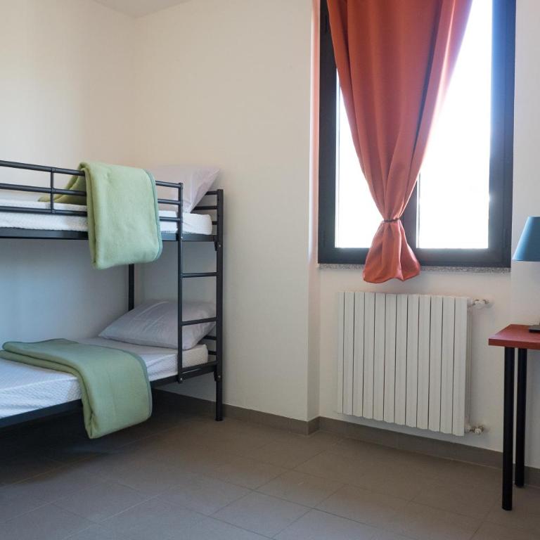 Lake Como Beach Hostel - Posto Letto in Dormitorio Femminile - 1